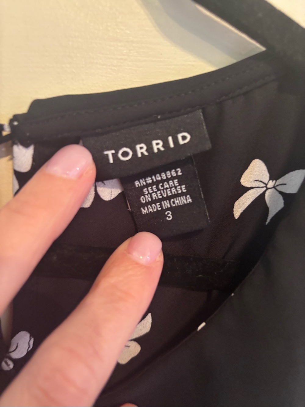torrid Black & White Bow Print Peter Pan Collar Blouse - Picture 4 of 6